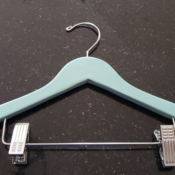 Multicolored wooden kids hangers - Picture 2 of 3